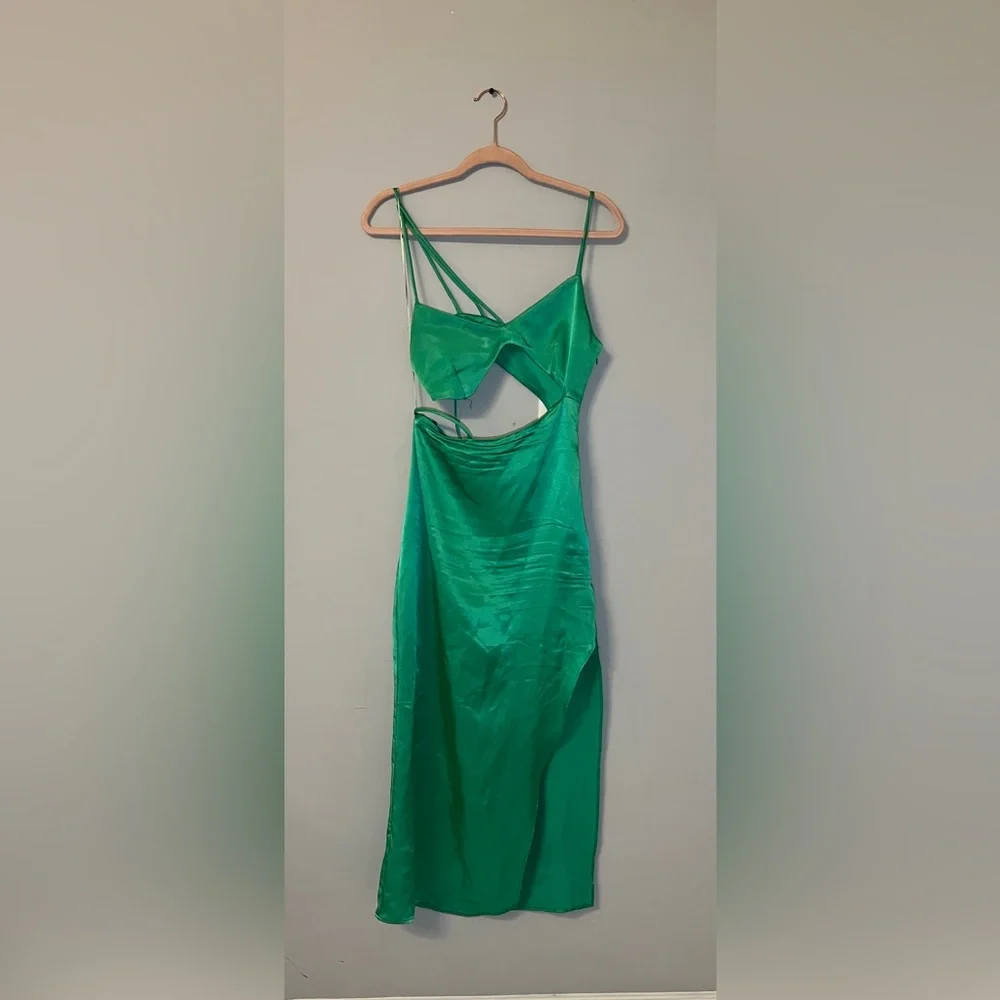 Satin green dress - Picture 1 of 3
